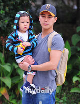 组图：韩星郑泰宇入伍参军 妻儿相送场面温馨