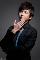 组图：李智楠黑色映画写真 清爽俊朗现潮范儿