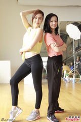 毛舜筠胡定欣拍摄广告秀身材