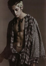 组图：雅Miyavi写真集锦 视觉系装扮华丽唯美