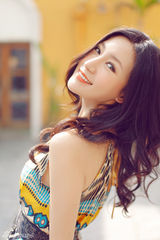 组图：刘梓妍卷发长裙拍摄唯美写真