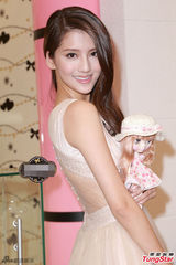 组图：吴千语粉色公主裙亮相 气质优雅甜美十足