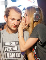 组图：艾薇儿莫斯科演出会歌迷 秀亲和力不设防