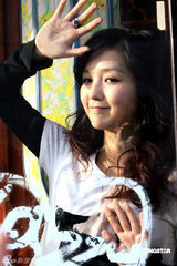 幻灯图集：何洁逛京城胡同拍写真 装扮青春洋溢