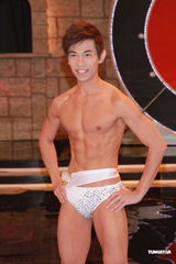 组图：亚洲先生订制水晶泳裤半裸大秀健美肌肉