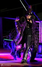 幻灯图集：美偶冠军亚当-兰伯特洛杉矶性感开唱