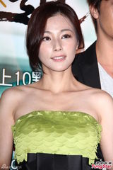 组图：陈怡蓉爆乳短裙坦言喜欢刺激床戏