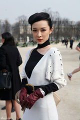 组图：霍思燕黑白长裙亮相巴黎复古优雅