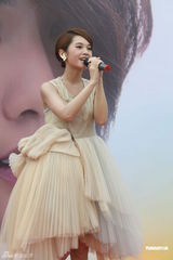 组图：杨丞琳游艇上宣传新碟 粉嫩装扮如甜美公主