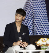 高清：金秀贤赴泰黑白装帅气 粉丝牵手围人墙