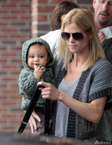 幻灯图：虎嫂艾琳频遭媒体追访 当好妈妈照顾子女