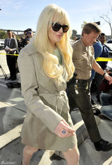 高清组图：林赛-罗韩出席缓刑听证会身形发胖