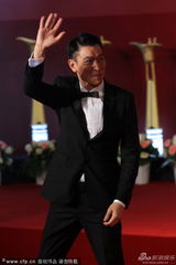 组图：《盲探》剧组走红毯 刘德华帅气现身