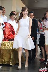 组图：侯佩岑白色长裙亮相 笑容优雅气质甜美