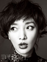 高清图：周迅红发登《时装》表情鬼马