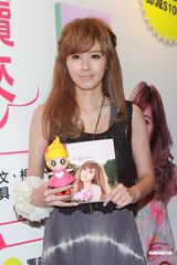 组图：傅颖为新书做宣传 人气爆棚销量飘红