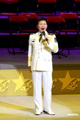 幻灯图：许志安同韩红红馆献唱 强调两人是兄妹