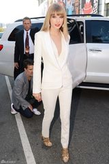 组图：泰勒-斯威夫特白色西装潇洒出镜