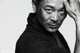 组图：吴樾黑白写真 怒放男儿本色
