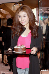 周慧敏自言有不少同志朋友 赌王四太送何超盈首饰