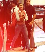 组图：比伯前往酒店神秘女子陪伴 共赴派对狂欢