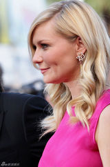 组图：邓斯特戛纳走秀紫红裙装简约亲切