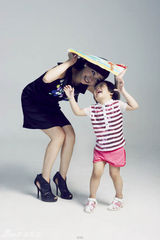 组图：翁虹携女出镜公益写真 母女情深亲密互动