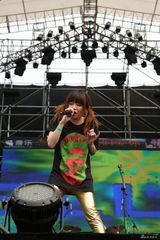 高清：热波音乐节赢来跳舞日 观众和熊猫雨中共舞