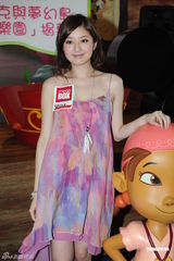 组图：徐淑敏怀孕8月仍窈窕 买好泳衣拍照留念