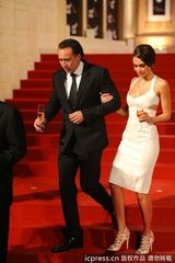 组图：杰西卡-阿尔芭着镂空裙挽尼古拉斯