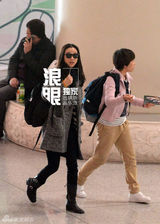 组图：汤唯黑超潮装离京 见镜头挥手笑容明媚