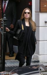 组图：安吉丽娜-朱莉现身印度餐厅 装扮一黑到底