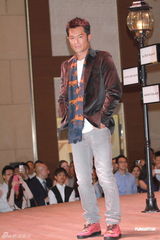 组图：古天乐出席活动 现场与贝安琪当模特走秀