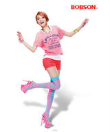 组图：张韶涵写真大片印花上衣配短裙大秀美腿