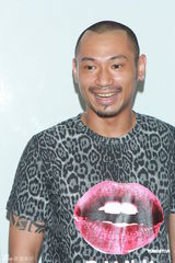 组图：阿Sa(蔡卓妍)携手陈伟霆 情侣档录制节目