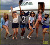 组图：碧昂斯更新家庭聚会照 和Jay-Z玩秋千