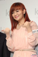 组图：Selina粉嫩亮相 自曝已克服对火恐惧做料理