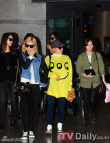 组图：韩众星结束美国公演回国 素颜轻装亮相机场