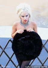 组图：Gaga《名利场》大片再蹬“恨天高”尴尬摔倒 