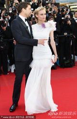 组图：戴安克鲁格戛纳走秀和男友恩爱