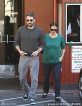 组图：阿弗莱克大胡子男人味十足 夫妇共度二人世界