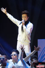 组图：慈善晚会谭咏麟等献唱 港姐冠军亮相庆功