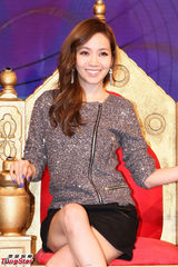 组图：侯佩岑再开新节目甜美亮相优雅十足