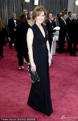 组图：迪士尼ABC电视集团总裁安妮深V黑裙优雅
