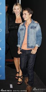 组图：温斯莱特《劳工节》首映被乔什亲吻脸颊