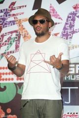 组图：陈绮贞结婚无着落 张震岳猛健身晒成黑炭