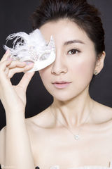 组图：刘庭羽曝唯美写真 清冷素雅似女神