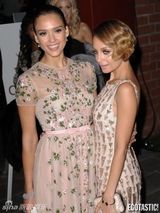 组图：杰西卡-阿尔芭粉色花裙甜美动人