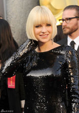 高清组图：安娜-法瑞丝黑色闪片裙低调奢华