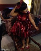 组图：Angela生活照宛若时装秀 超萌小妞爱发箍